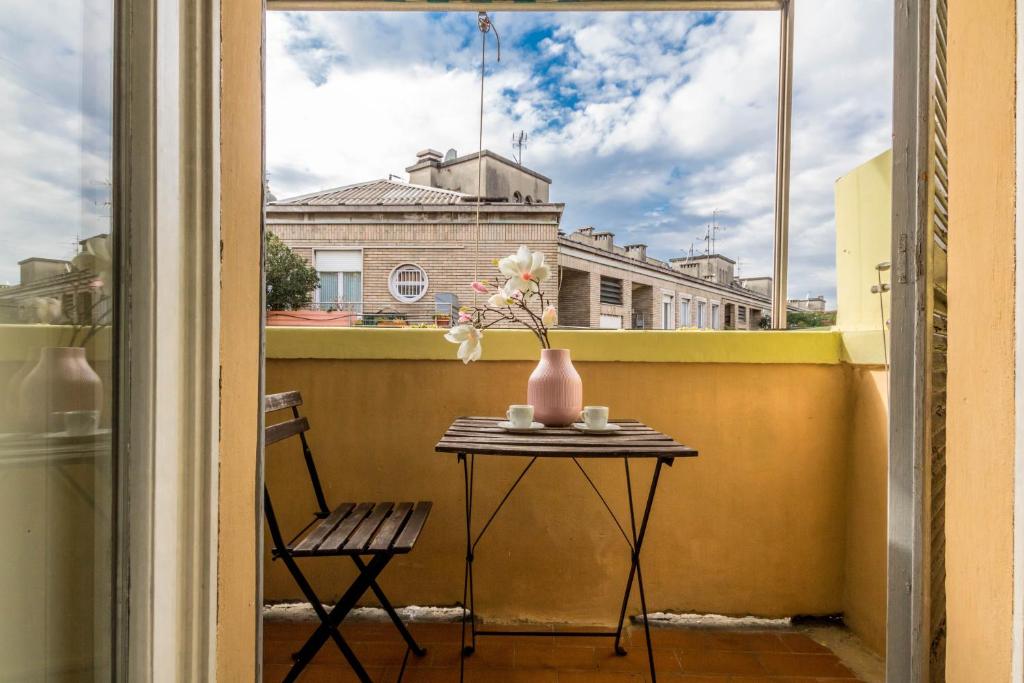 JOIVY Lovely Studio for 2 with Balcony near Duomo