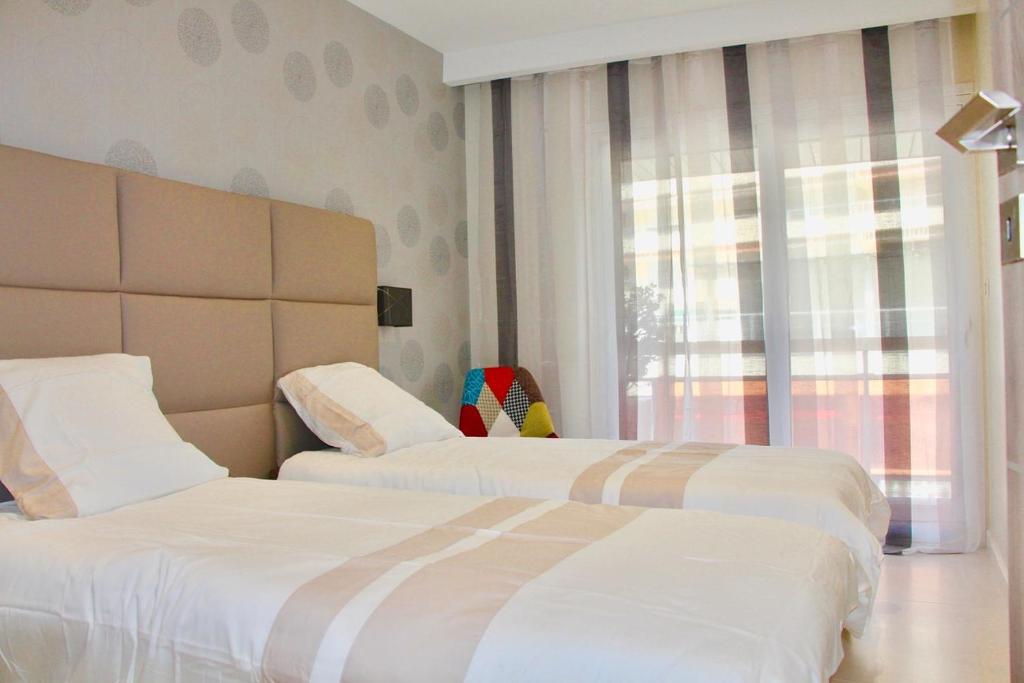 Llit o llits en una habitaci&oacute; de Luxurious Three Bedrooms Cannes Duboys Angers