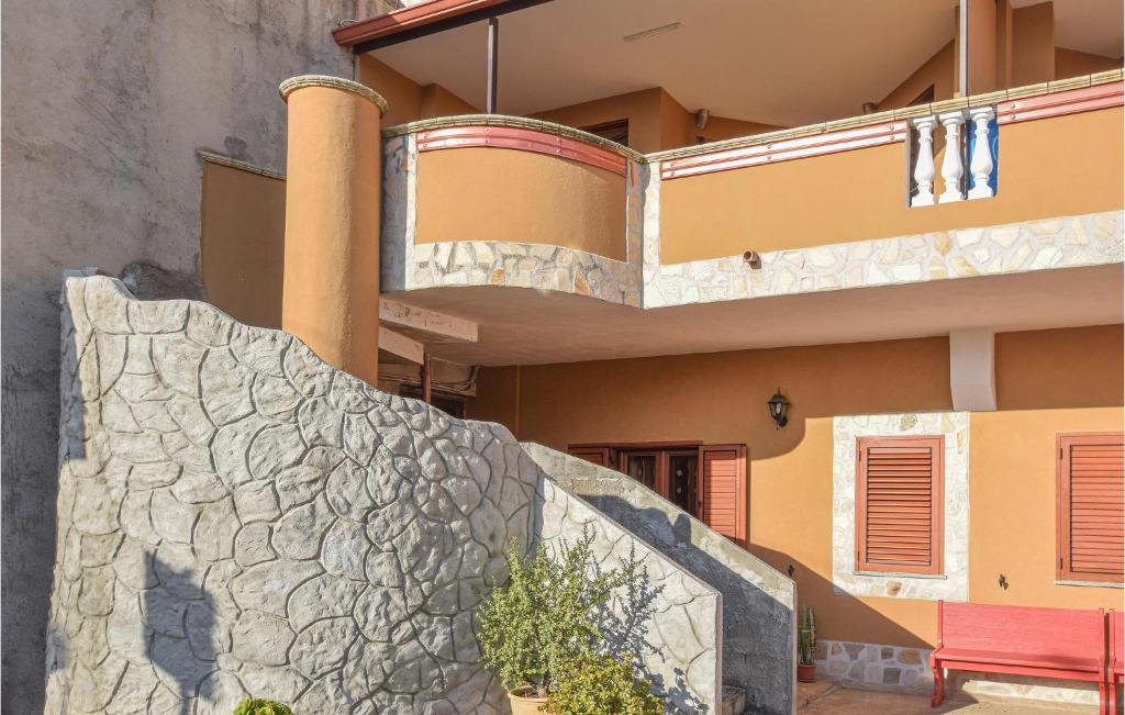 een huis met een stenen trap ervoor bij Awesome Apartment In Limbadi With 2 Bedrooms And Wifi in Limbadi