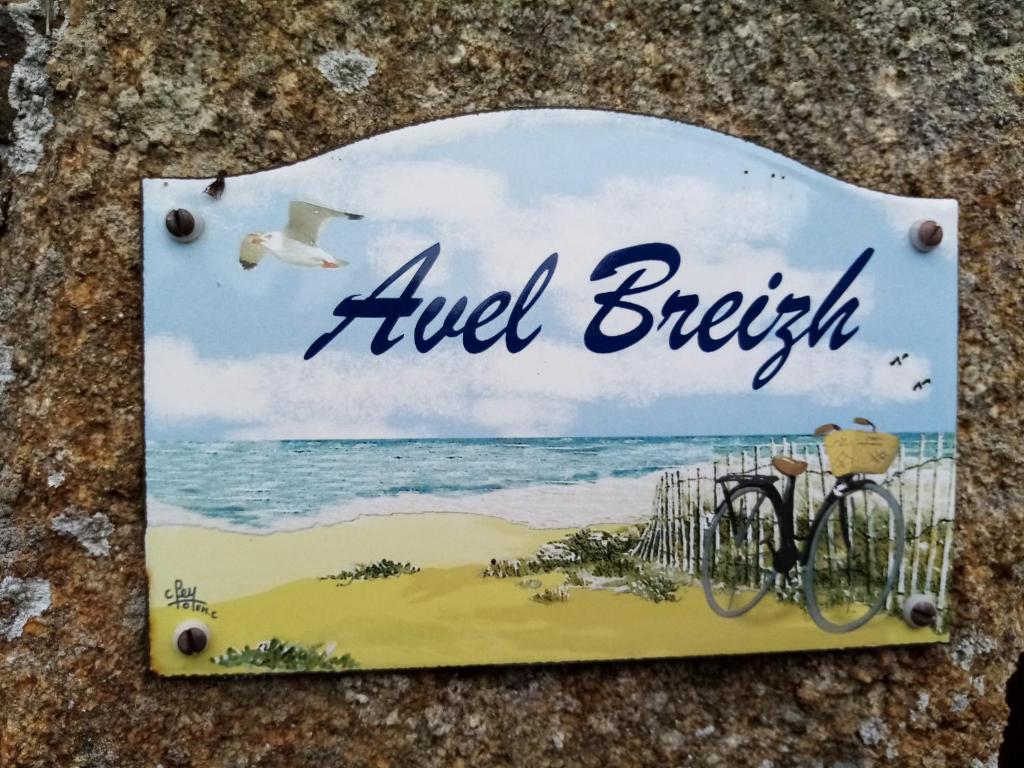 ein Schild für ein Fahrrad an einer Wand in der Unterkunft GITE AVEL BREIZH in Roz-sur-Couesnon