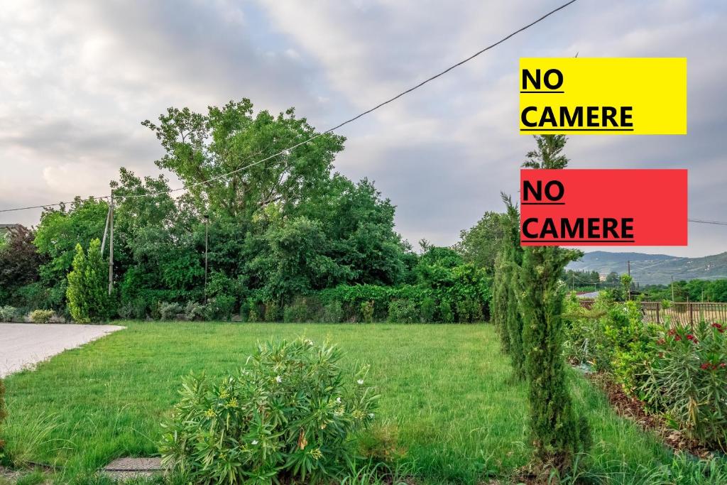 Un cartello di niente telecamera su un palo in un campo di Agricampeggio Oro Verde a Verona