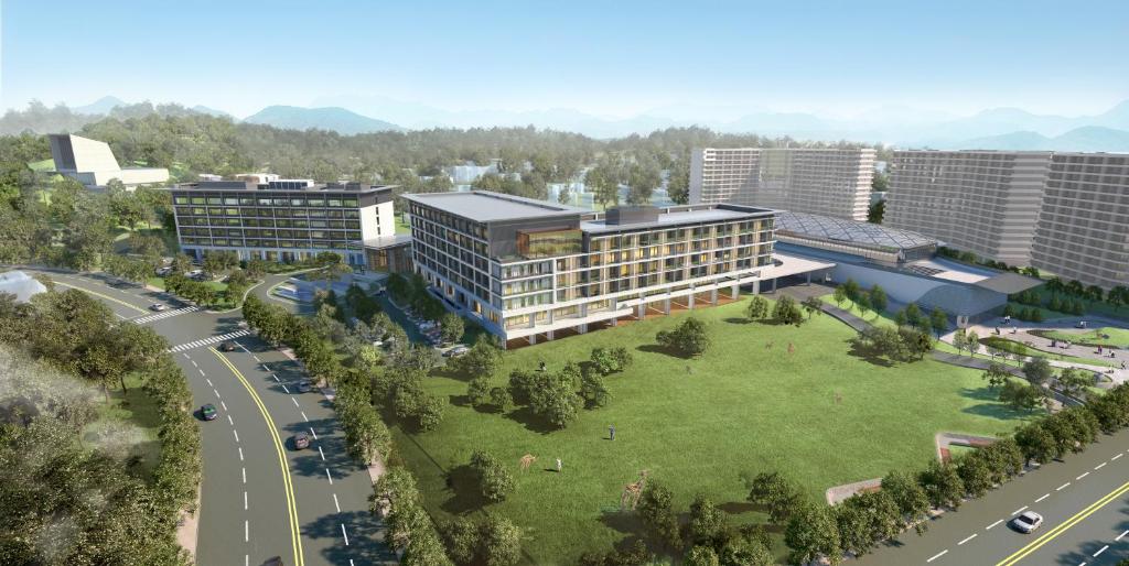 - une vue sur un grand bâtiment avec un parc dans l'établissement Crowne Plaza Zunhua Hot Spring Town, an IHG Hotel, à Zunhua
