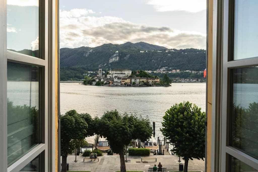 ein Fenster mit Blick auf einen Wasserkörper in der Unterkunft Orta Paradise 4 in Orta San Giulio