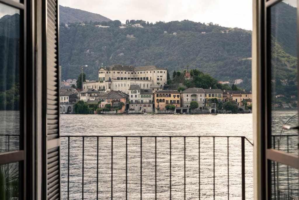 una ventana con vistas a la ciudad y al agua en Orta Paradise 26, en Orta San Giulio