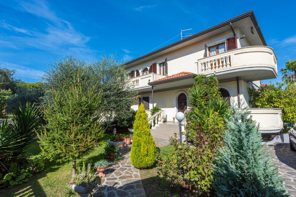 una casa con un jardín delante de ella en Residenza Tirrenia by Mmega, en Marina di Massa
