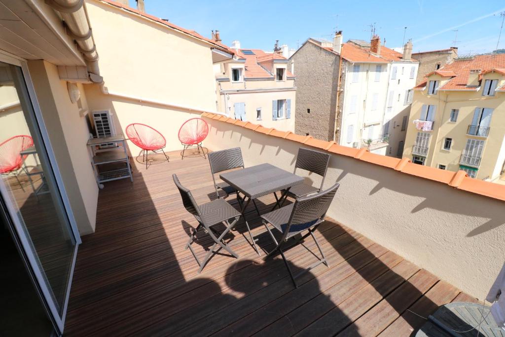 um pátio com uma mesa e cadeiras numa varanda em Rooftop terrasse 1 bedroom in rue d'Antibes, 5 min from the Croisette 214 em Cannes