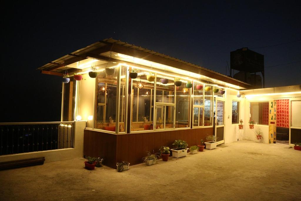 una casa iluminada por la noche con luces en Shining Hills, en Mussoorie