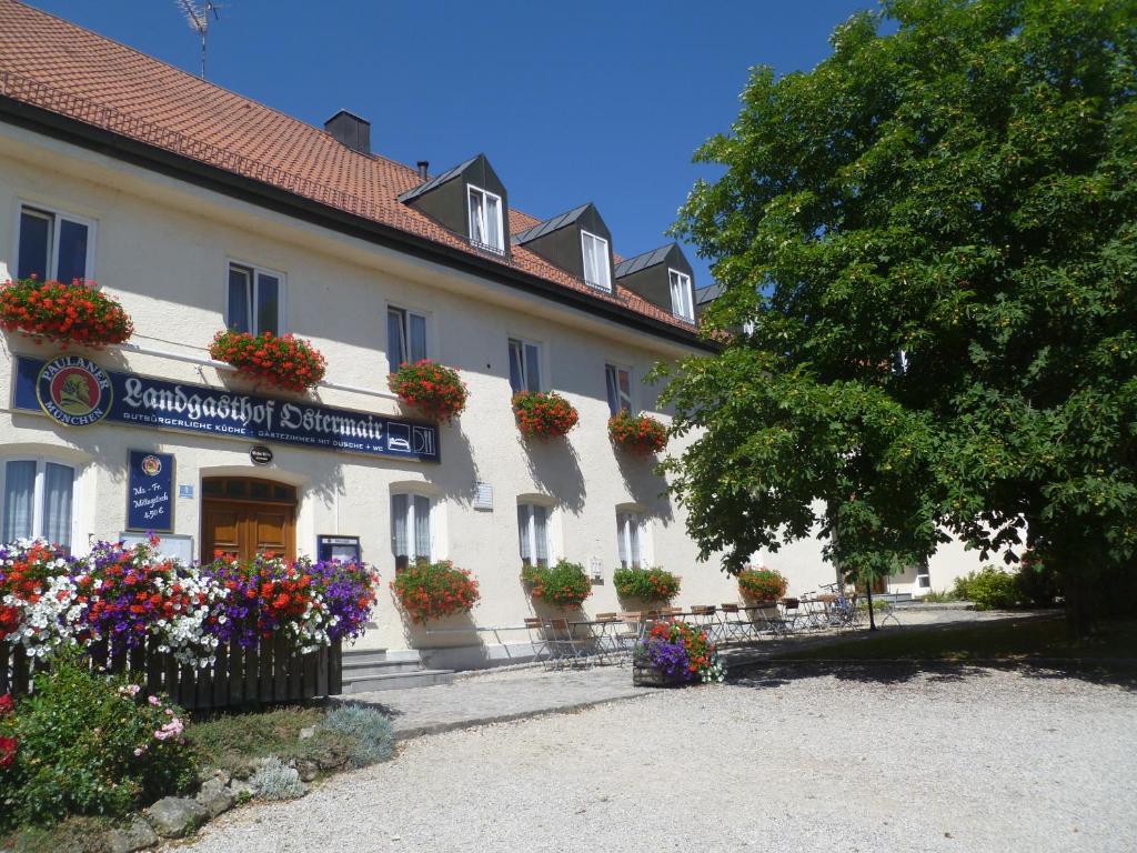 un edificio blanco con flores delante en Landgasthof Ostermair, en Petershausen