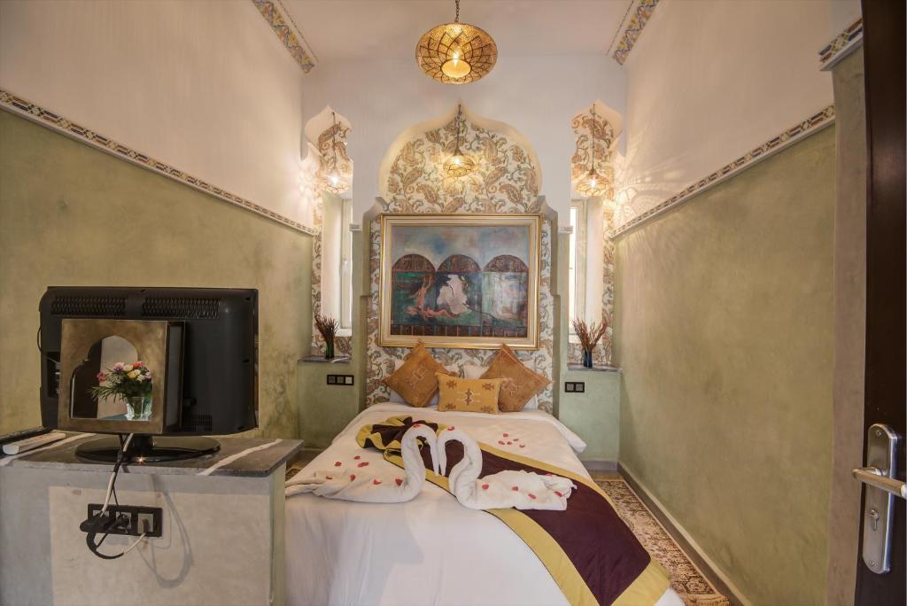 Una cama o camas en una habitación de Riad Les Oliviers & Spa
