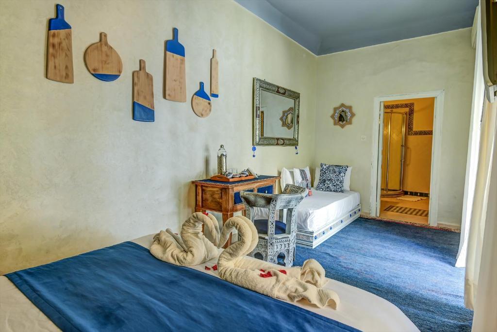 Una cama o camas en una habitación de Riad Les Oliviers & Spa
