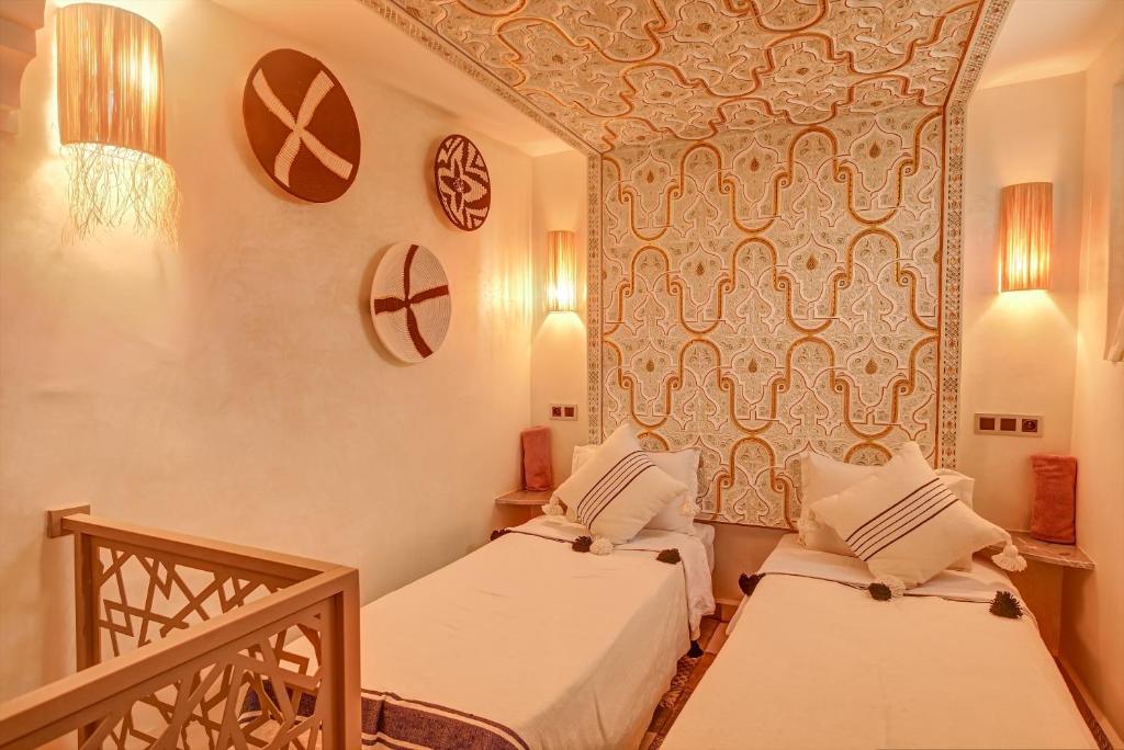Una cama o camas en una habitación de Riad Les Oliviers & Spa