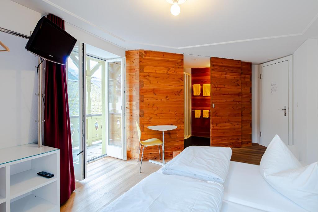 Postel nebo postele na pokoji v ubytování Hotel Vallatscha