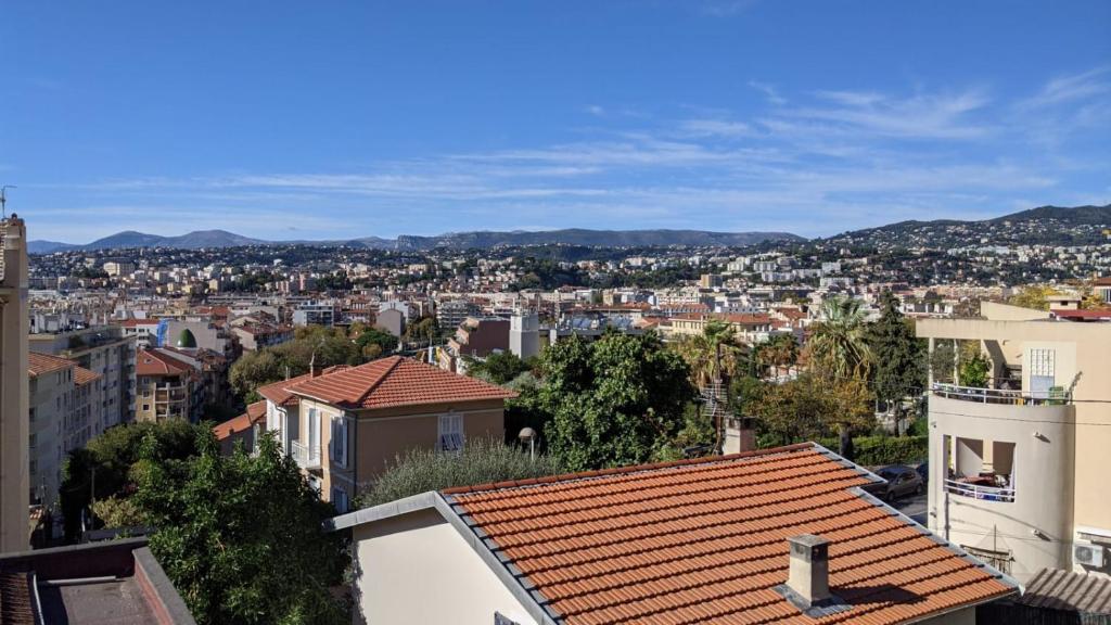 une vue d'une ville depuis le toit d'un immeuble dans l'établissement Villa Lina Zoï, à Nice