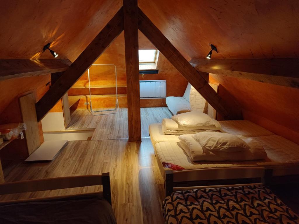 Cette chambre mansardée comprend 2 lits. dans l'établissement Grand Duplex, 6 personnes, à Besse-et-Saint-Anastaise