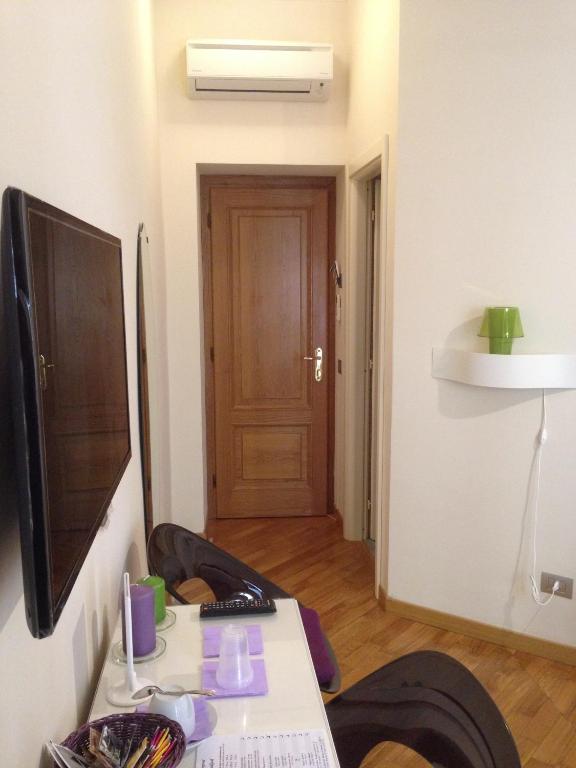 A television and/or entertainment centre at L'Appartamento Romano