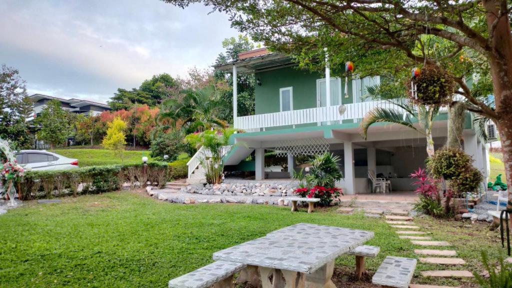 Κήπος έξω από το บ้านเอื้อมดาว เขาค้อ