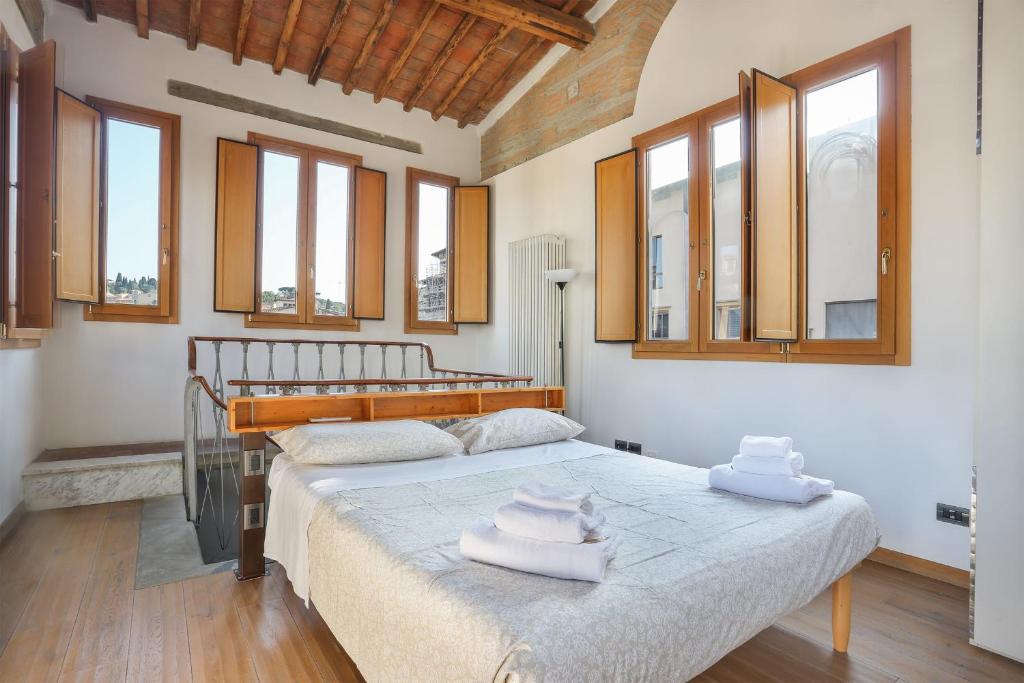 ein Schlafzimmer mit einem großen Bett mit Handtüchern darauf in der Unterkunft UFFIZI Suite I in Florence-hosted by Sweetstay in Florenz