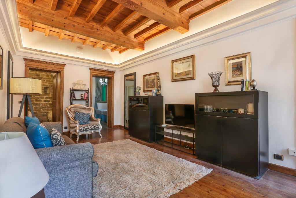 Televízia a/alebo spoločenská miestnosť v ubytovaní Pontevecchio Stylish Apartment in Florence
