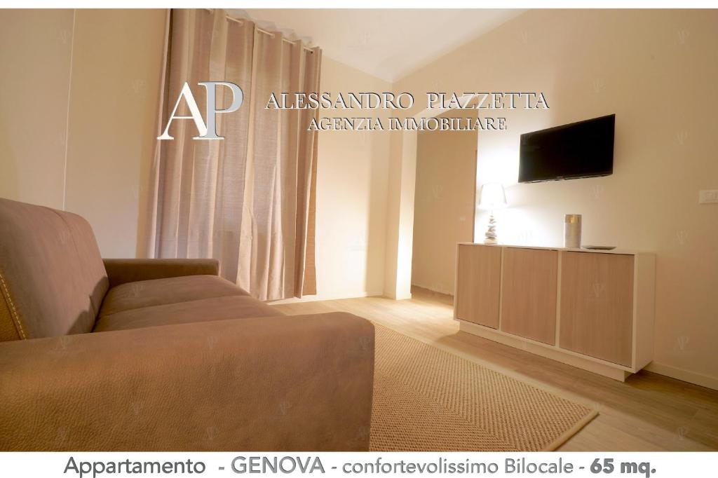 ein Wohnzimmer mit einem Sofa und einem Flachbild-TV in der Unterkunft Casa Ale GR in Genua