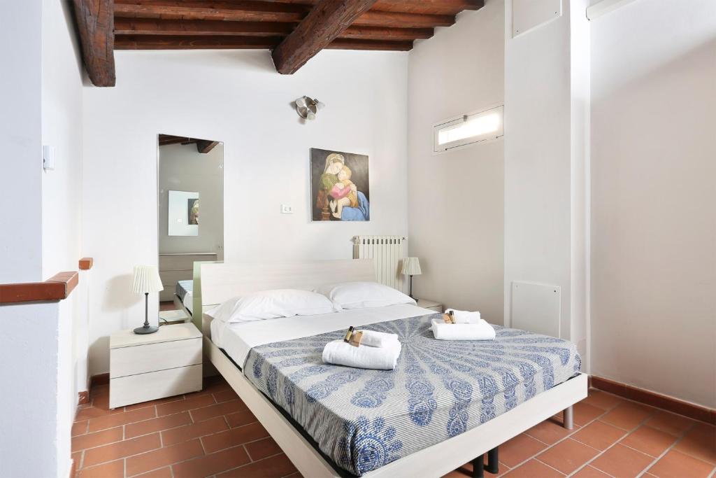 Łóżko lub łóżka w pokoju w obiekcie Tornabuoni apartment in central Florence