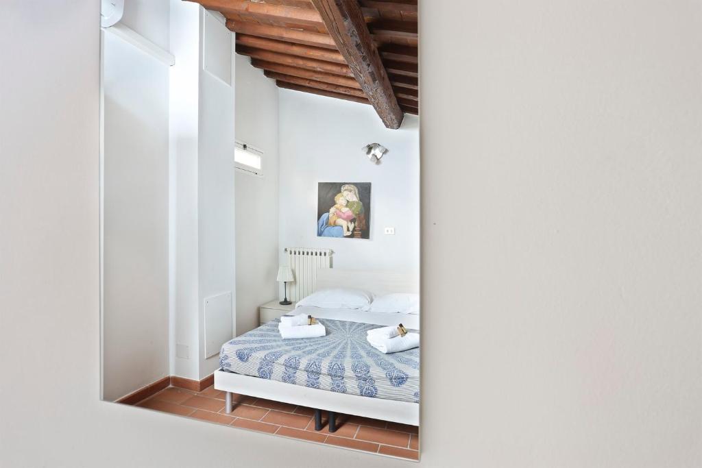 Łóżko lub łóżka w pokoju w obiekcie Tornabuoni apartment in central Florence