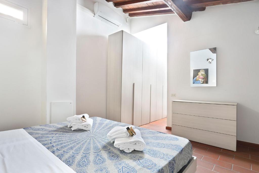 Łóżko lub łóżka w pokoju w obiekcie Tornabuoni apartment in central Florence