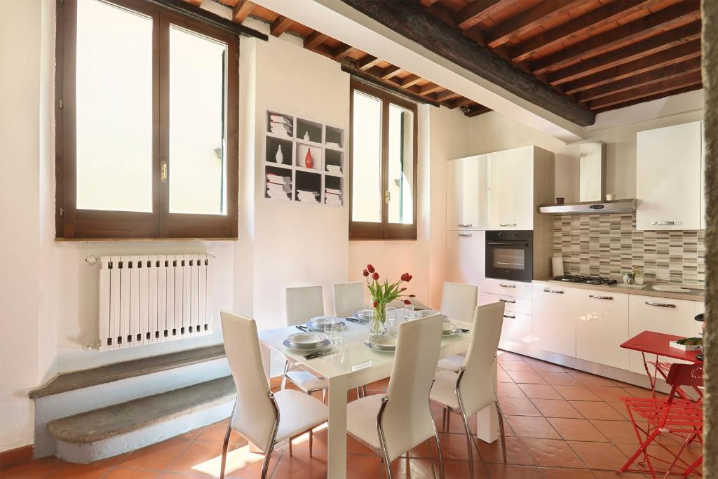 Kuchnia lub aneks kuchenny w obiekcie Tornabuoni apartment in central Florence