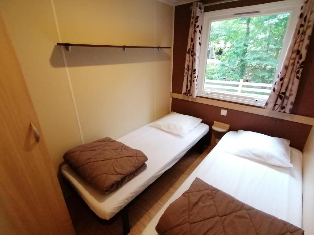 Un pat sau paturi într-o cameră la Le Moulin du Pont D'Aliès