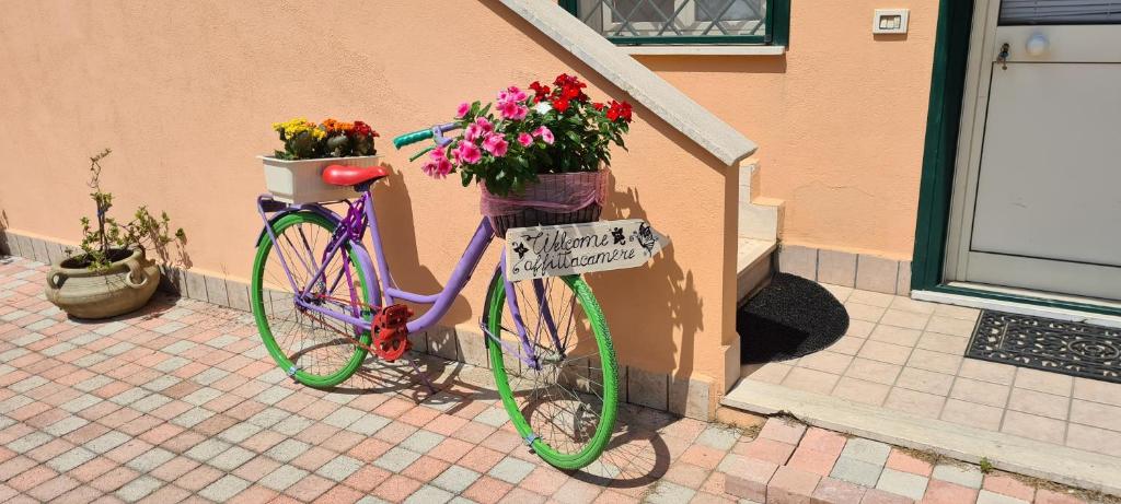 rower zaparkowany obok budynku z kwiatami w obiekcie I Villini B&B w mieście Fiumicino