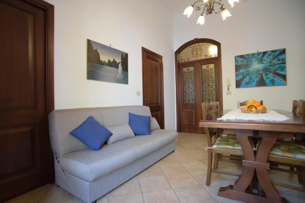 ein Wohnzimmer mit Sofa und Tisch in der Unterkunft L'Arco in Terrasini