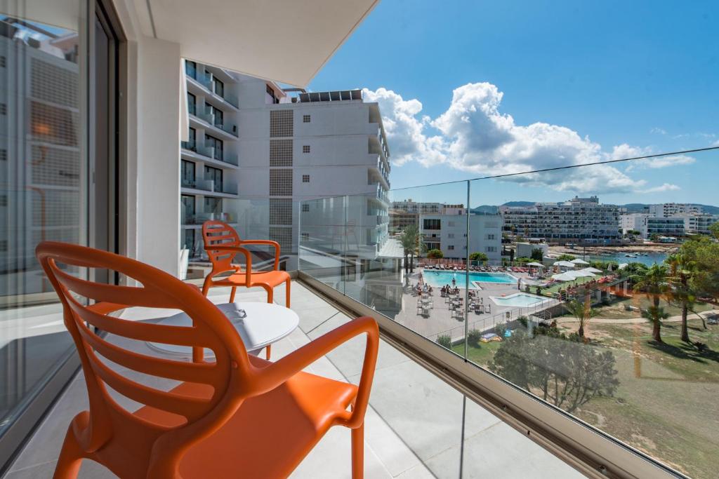 Hotel Abrat, San Antonio – Updated 2023 Prices