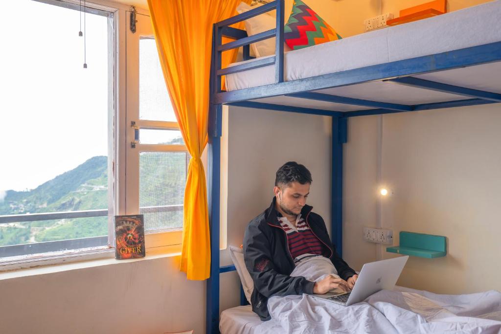 Postel nebo postele na pokoji v ubytování goSTOPS Mussoorie, Library Road