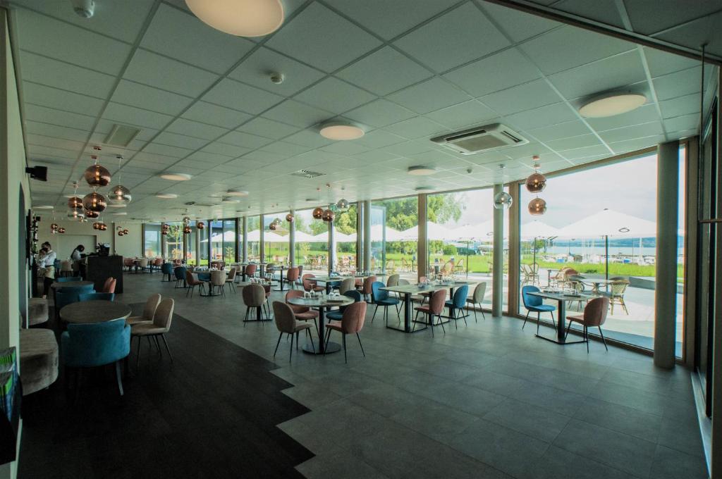 Restaurace v ubytování Hôtel Restaurant Port-Conty