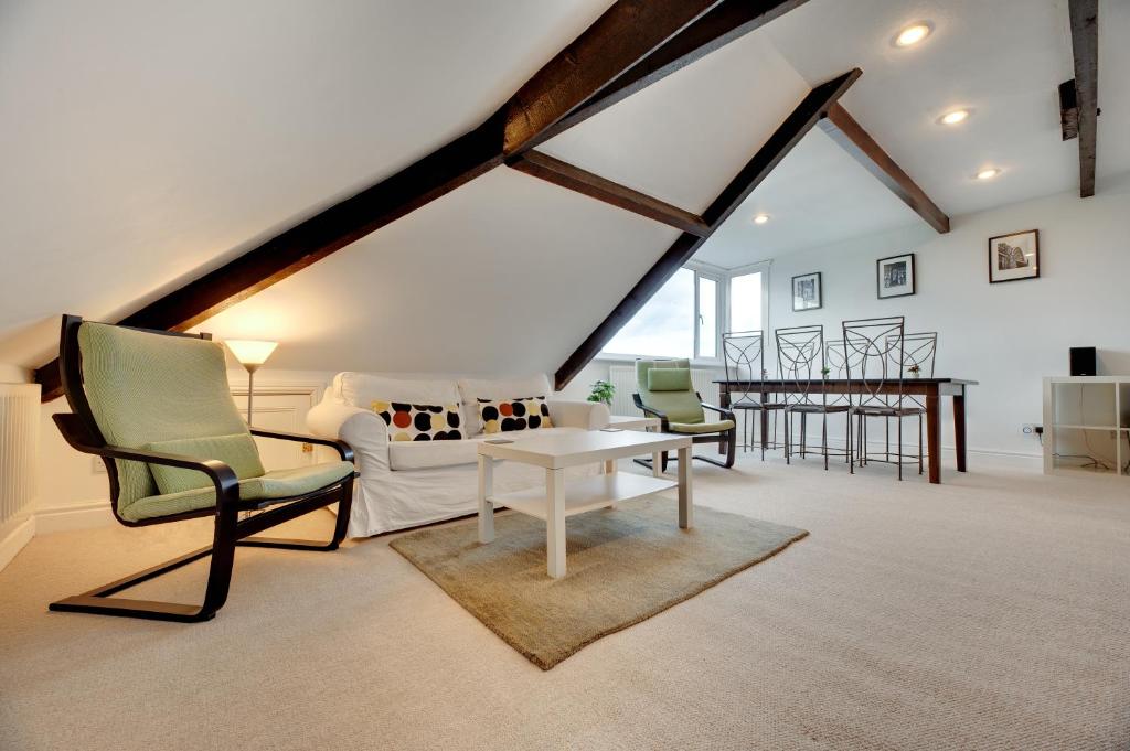 sala de estar con sofá, mesa y sillas en Percy Apartments by Week2Week, en Tynemouth