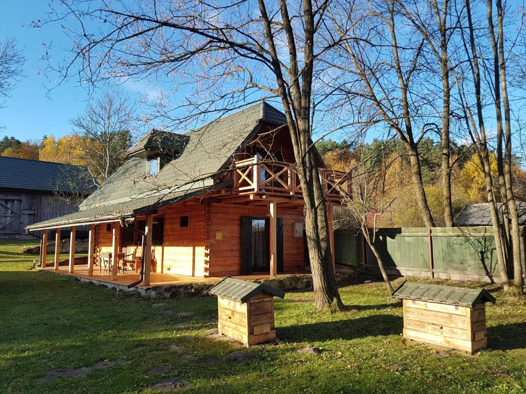 ein großes Holzhaus mit einem Gamer-Dach in der Unterkunft Bondyrz 134 in Bondyrz