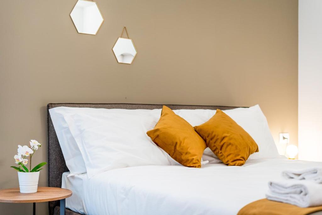 Postel nebo postele na pokoji v ubytování DOMO Premium Apartments - Trieste Mazzini
