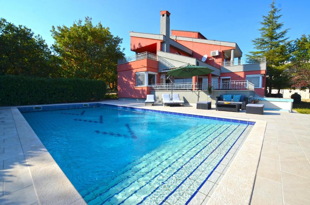 dom z basenem przed domem w obiekcie Casa Rubino w Rovinj