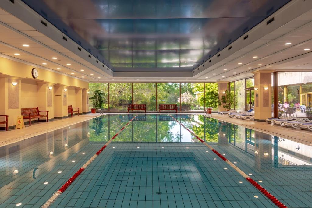 Бассейн в Ensana Thermal Margaret Island или поблизости