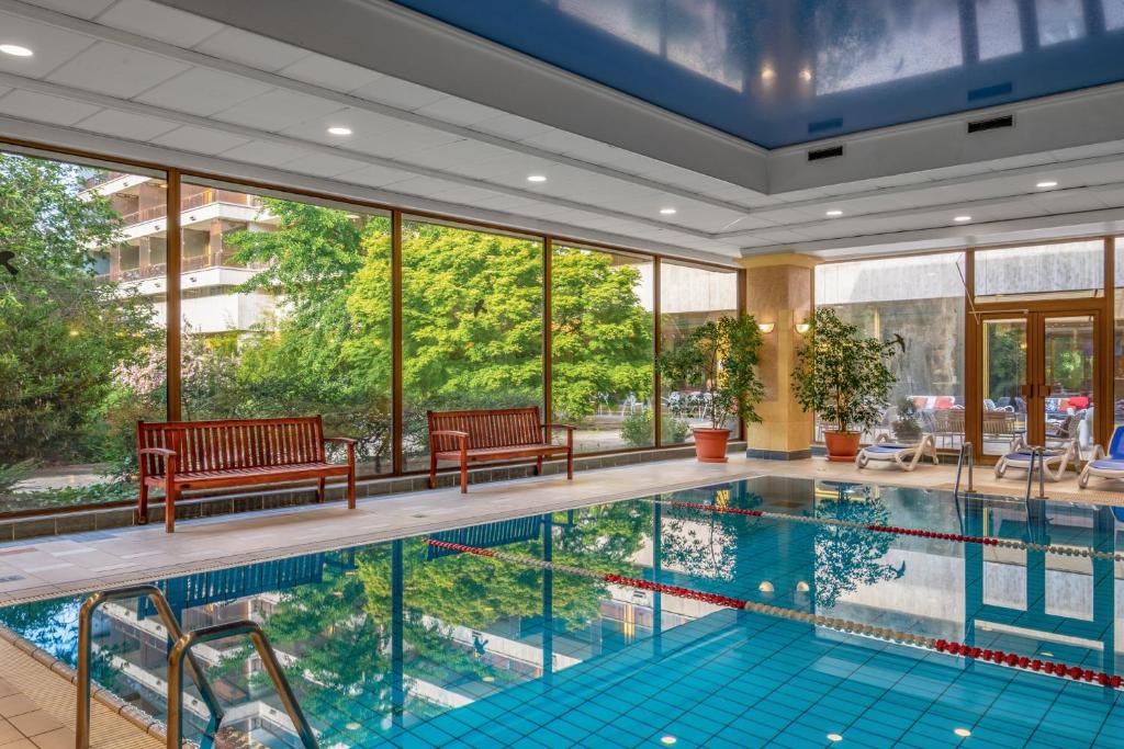 Бассейн в Ensana Thermal Margaret Island или поблизости