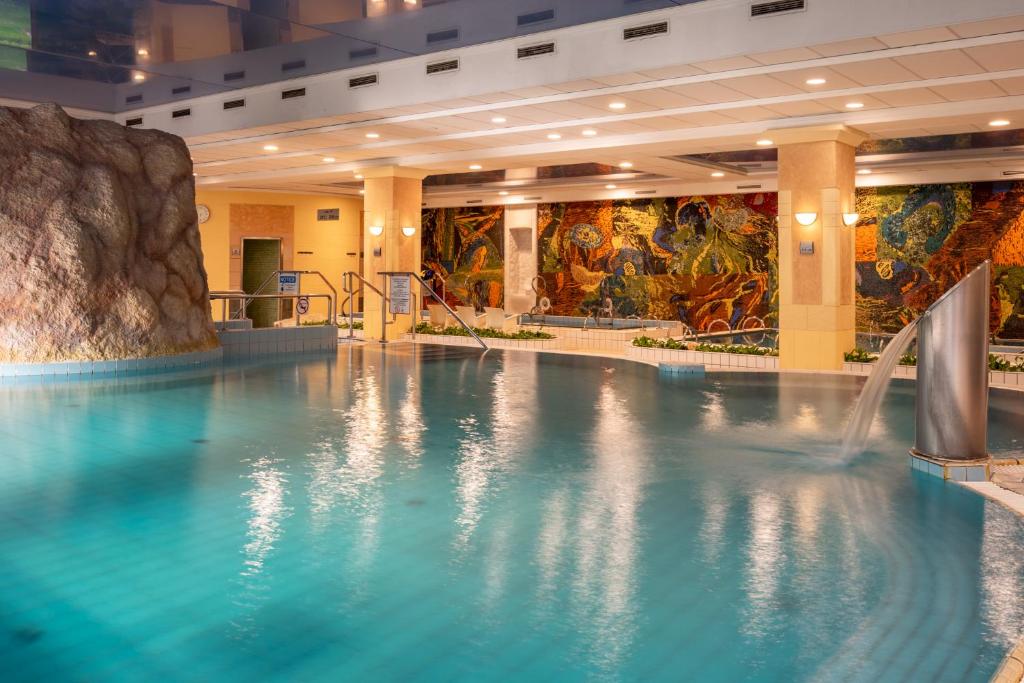 Бассейн в Ensana Thermal Margaret Island или поблизости