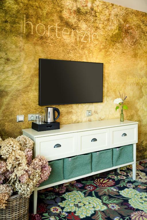 TV a/nebo společenská místnost v ubytování HERBARIUM boutique hotel