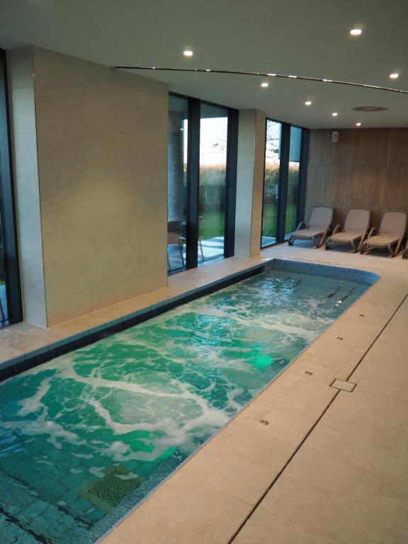 Bazén v ubytování Hotel OTP Balatonszemes nebo v jeho okolí