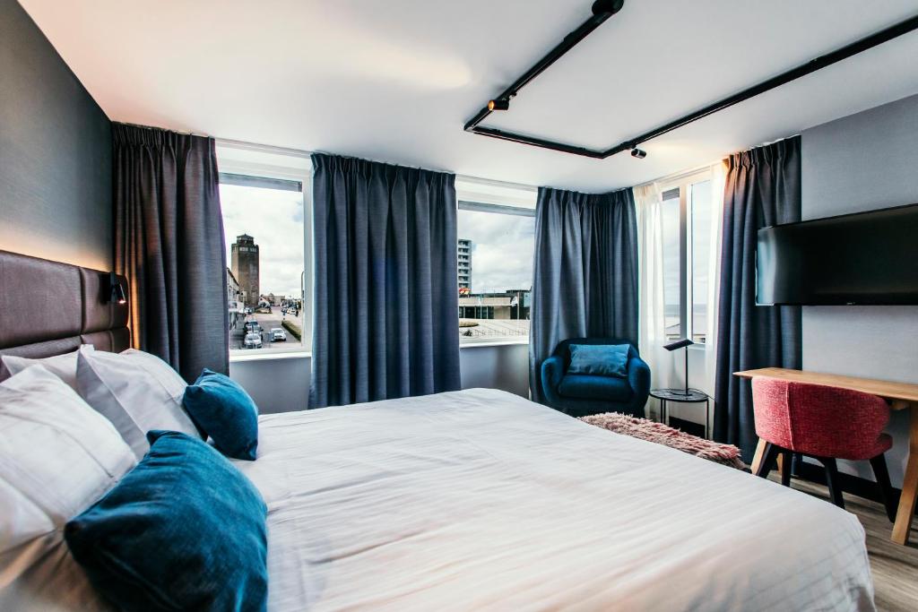 Postel nebo postele na pokoji v ubytování Amsterdam Beach Hotel