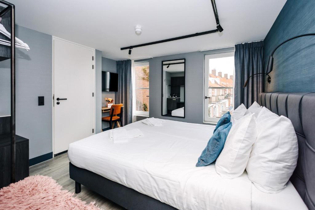 Postel nebo postele na pokoji v ubytování Amsterdam Beach Hotel