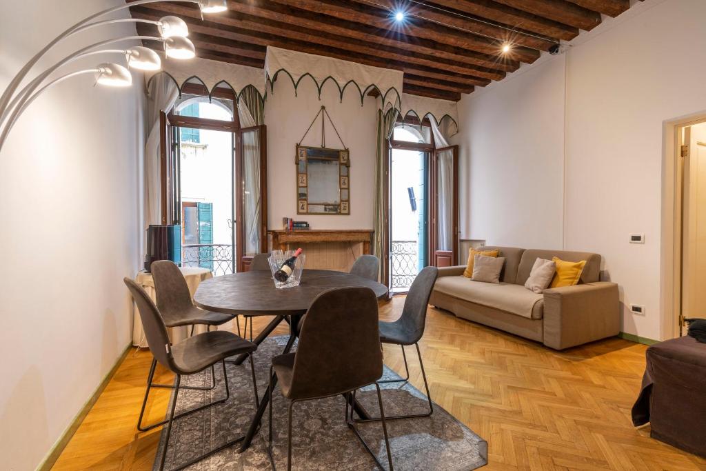 sala de estar con mesa, sillas y sofá en Ca' del Doge San Marco en Venecia