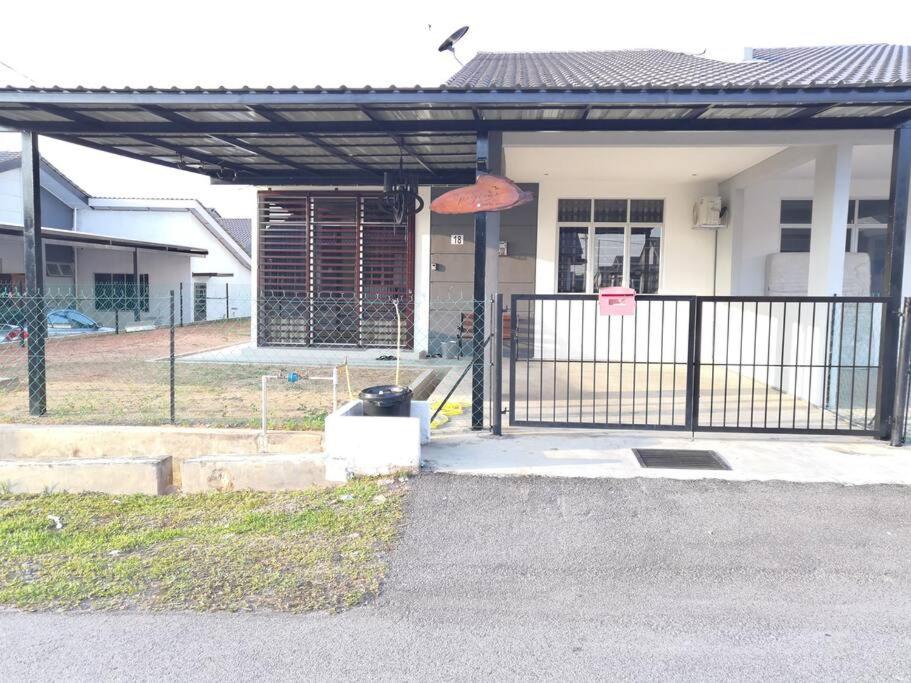 una casa con una puerta delante de ella en MODERN , SPACIOUS GAMBANG UMP 18 Guest House en Gambang