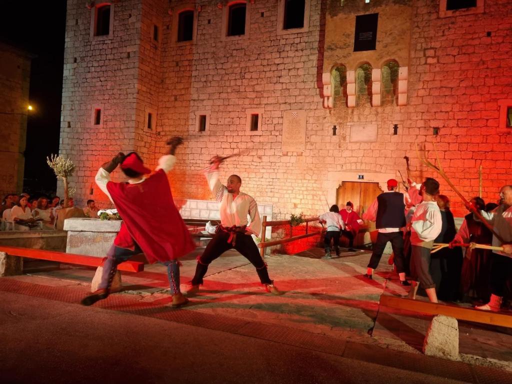 カシュテラにあるHeritage Villa Vitturi Sea Viewの建物前踊りの集団