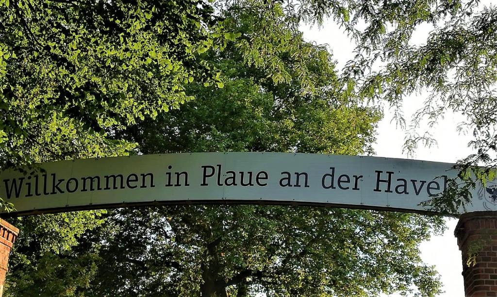 Ein Zeichen, das Frau an Ort und Stelle liest in der Unterkunft Ferienwohnung mit Seeblick in Brandenburg an der Havel