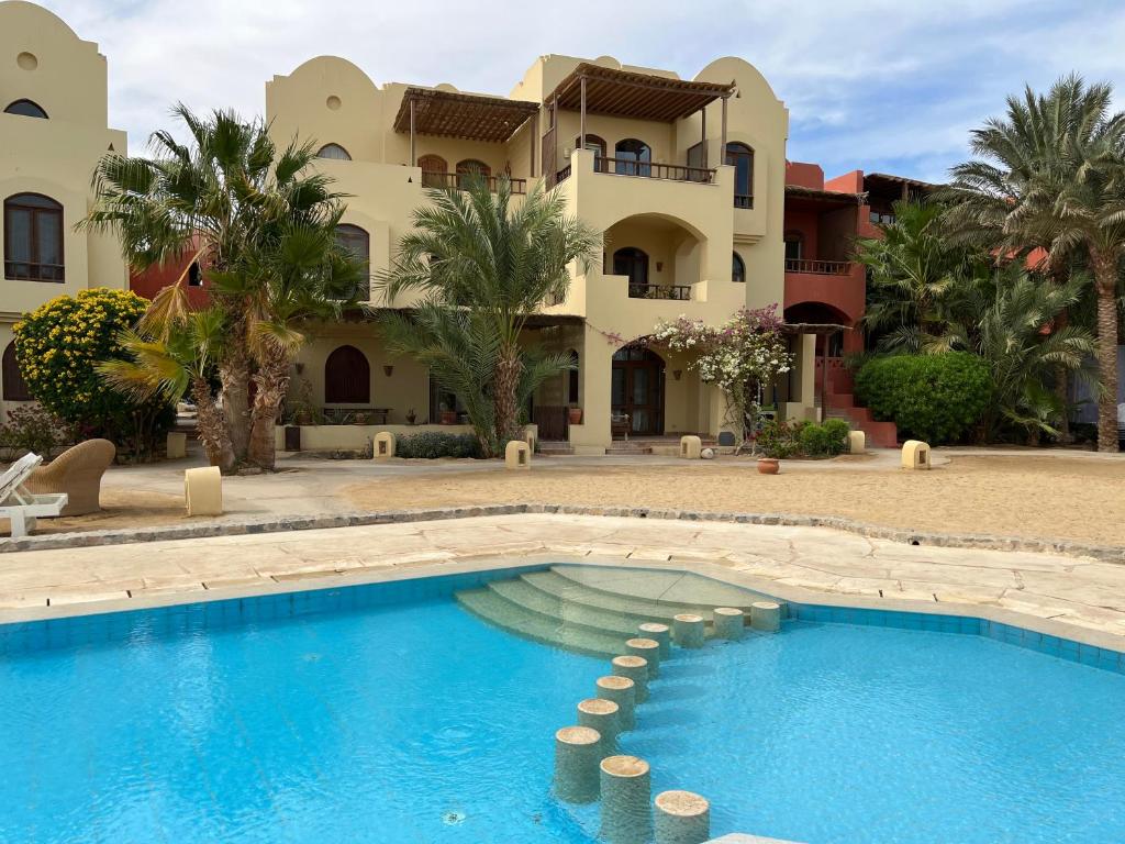 um resort com uma piscina em frente a um edifício em El Gouna, Red Sea, Egypt, West Golf 2 Bedroom Flat em Hurghada