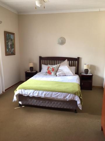Un pat sau paturi într-o cameră la Bloekomhuis
